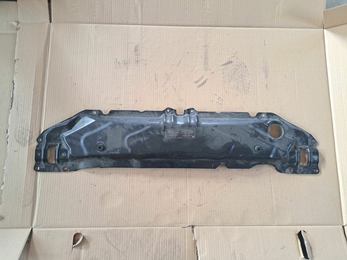 Priekšējā radiatora rāmja augšēja daļa priekš BMW 525 E60 2004 BLACK