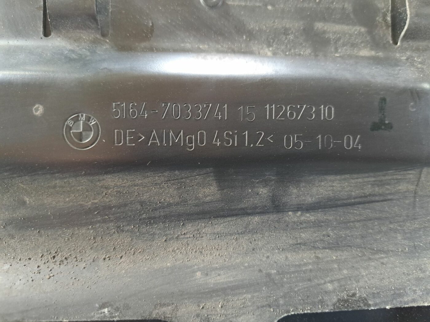 Priekšējā radiatora rāmja augšēja daļa priekš BMW 525 E60 2004 BLACK