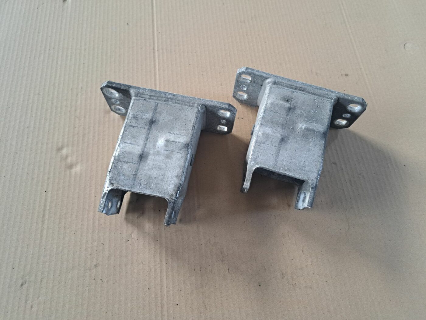 Priekšēja bufera pastiprinātāja kronšteins priekš BMW 525 E60 2004 BLACK 1 Priekšēja bufera pastiprinātāja kronšteins priekš BMW 525 E60 2004 BLACK