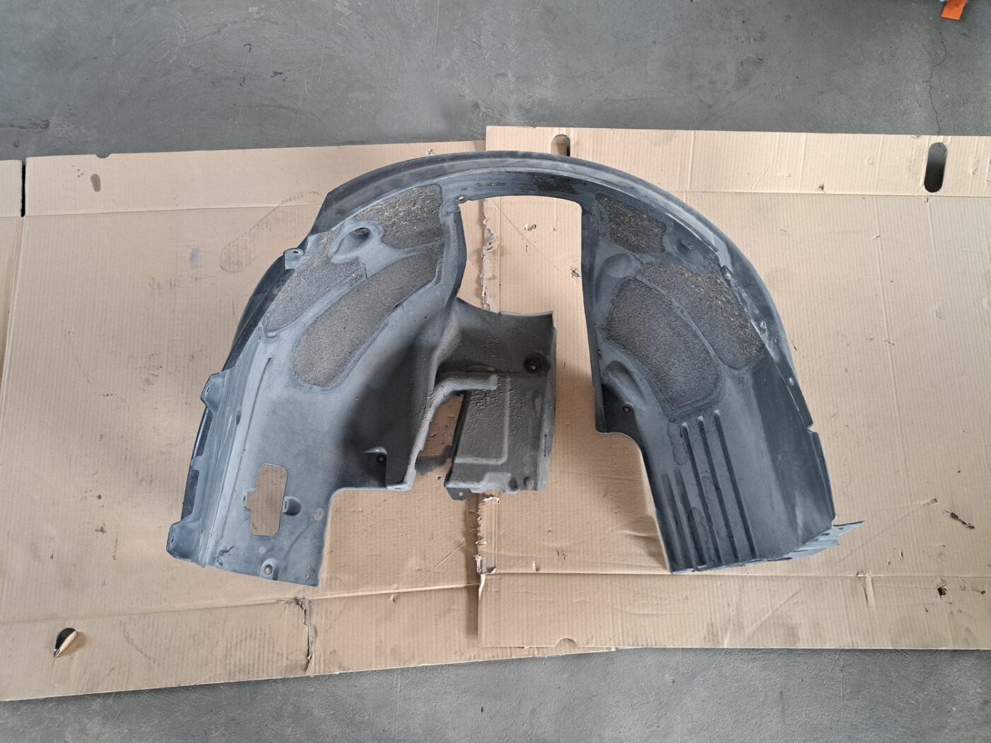 Priekšējais kreisais paspārns priekš BMW 525 E60 2004 BLACK 1 Priekšējais kreisais paspārns priekš BMW 525 E60 2004 BLACK