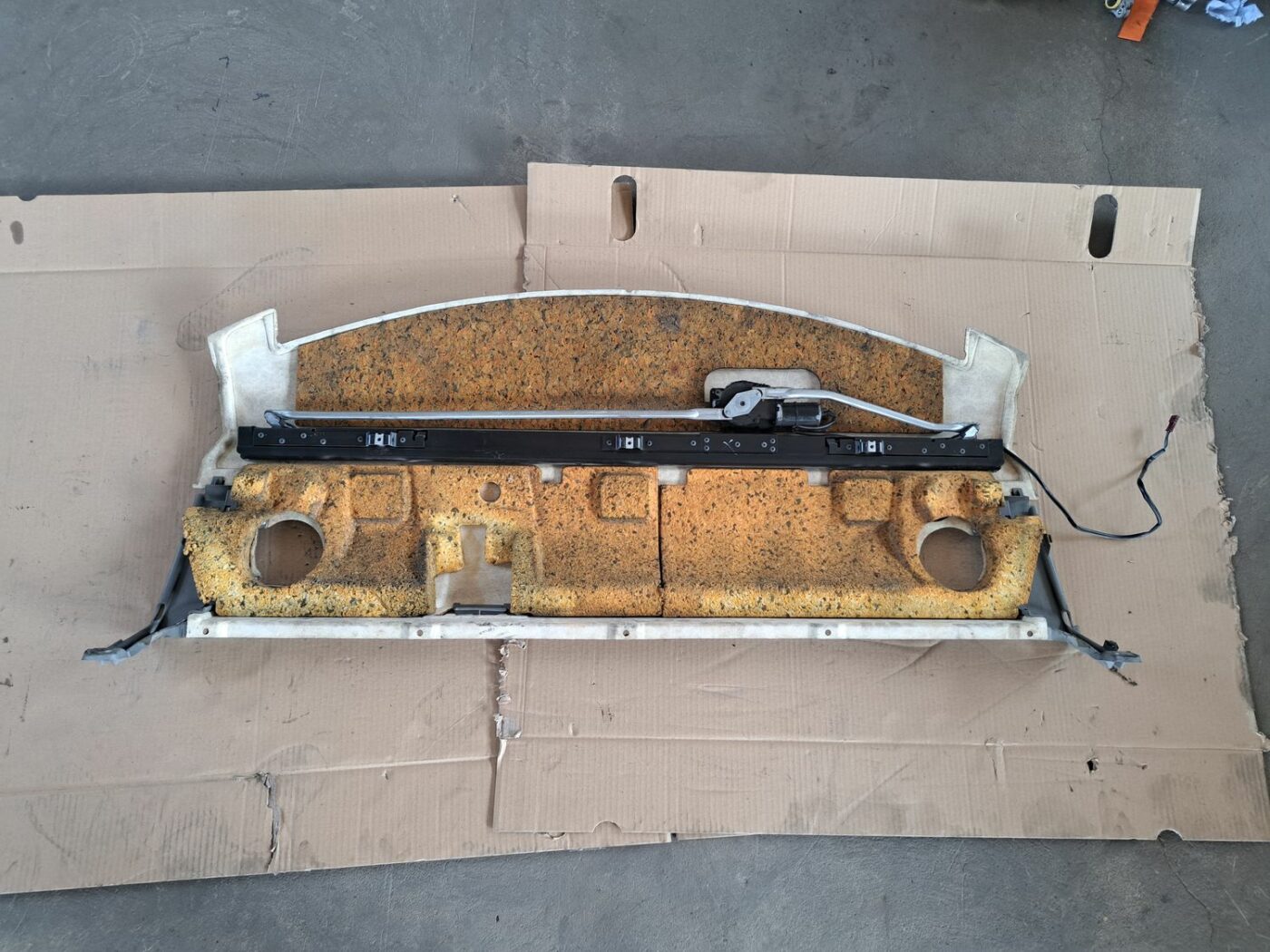 Bagāžnieka nodalījuma plaukts priekš BMW 525 E60 2004 BLACK 2 Bagāžnieka nodalījuma plaukts priekš BMW 525 E60 2004 BLACK