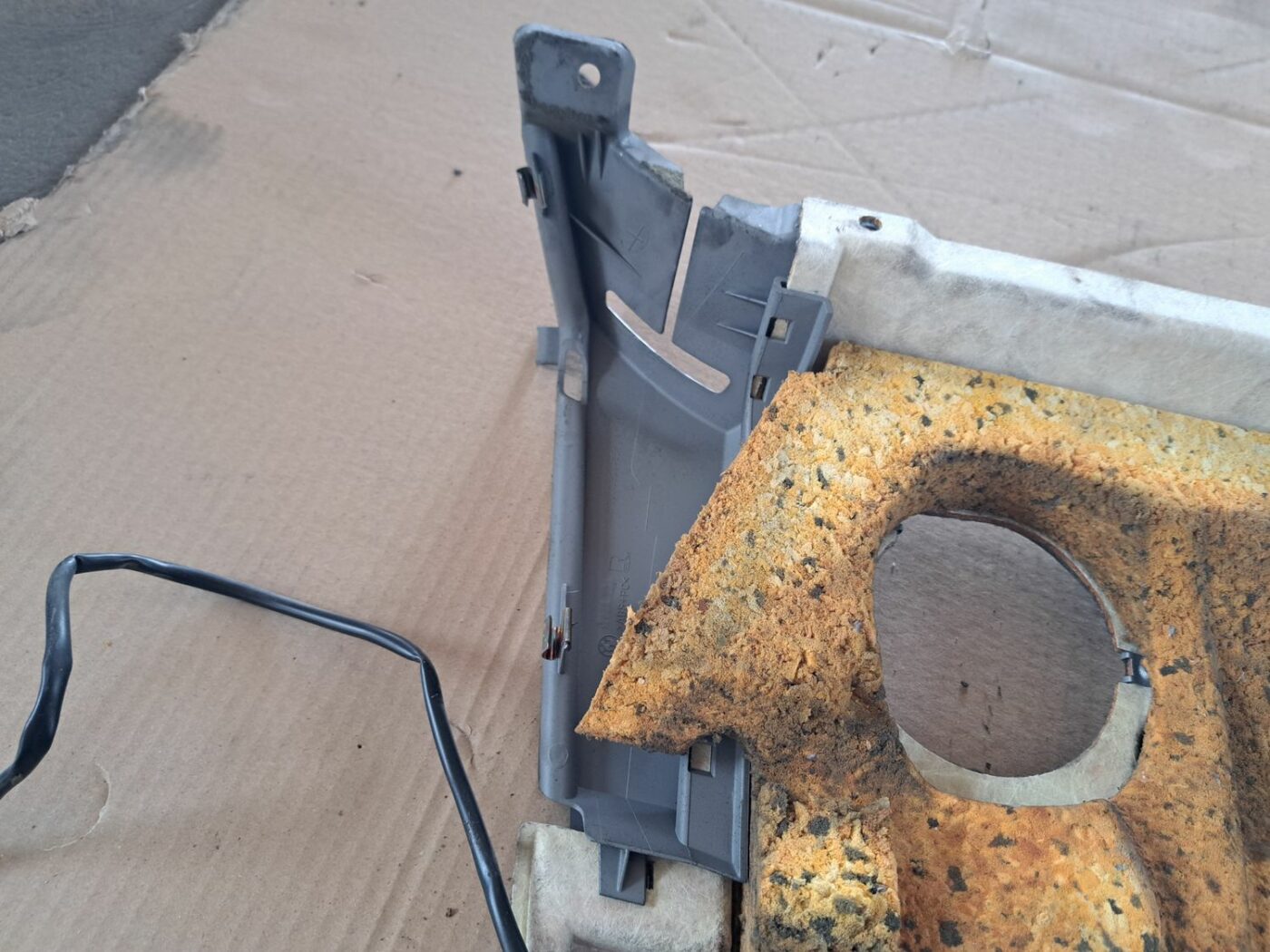 Bagāžnieka nodalījuma plaukts priekš BMW 525 E60 2004 BLACK 5 Bagāžnieka nodalījuma plaukts priekš BMW 525 E60 2004 BLACK