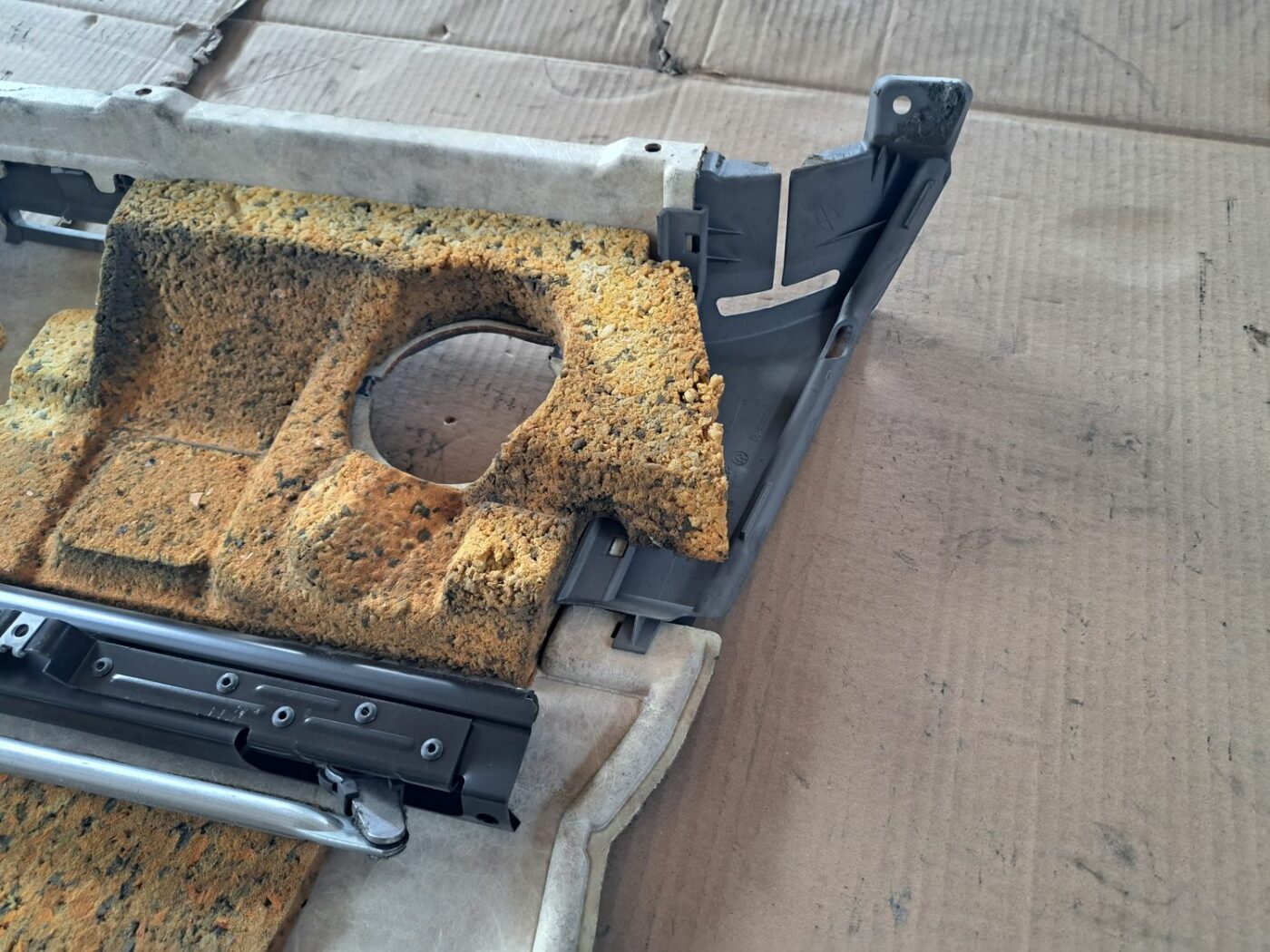 Bagāžnieka nodalījuma plaukts priekš BMW 525 E60 2004 BLACK 4 Bagāžnieka nodalījuma plaukts priekš BMW 525 E60 2004 BLACK