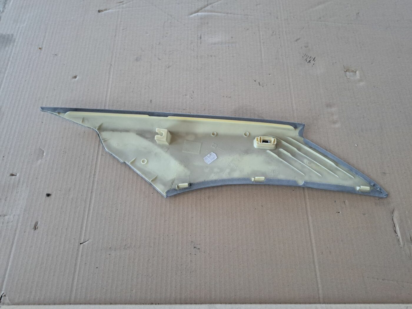 Aizmugurējas salona statnes apdare priekš BMW 525 E60 2004 BLACK