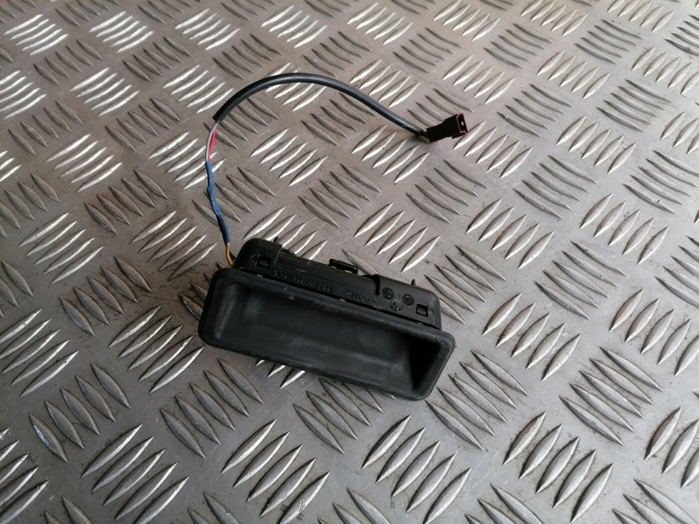 Bagažnieka vāka rokturis priekš BMW 525 E60 2004 BLACK 2 Bagažnieka vāka rokturis priekš BMW 525 E60 2004 BLACK