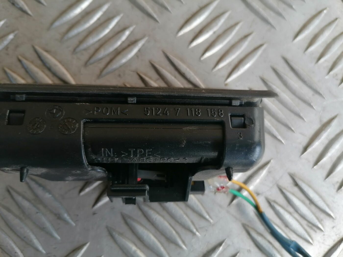 Bagažnieka vāka rokturis priekš BMW 525 E60 2004 BLACK 4 Bagažnieka vāka rokturis priekš BMW 525 E60 2004 BLACK