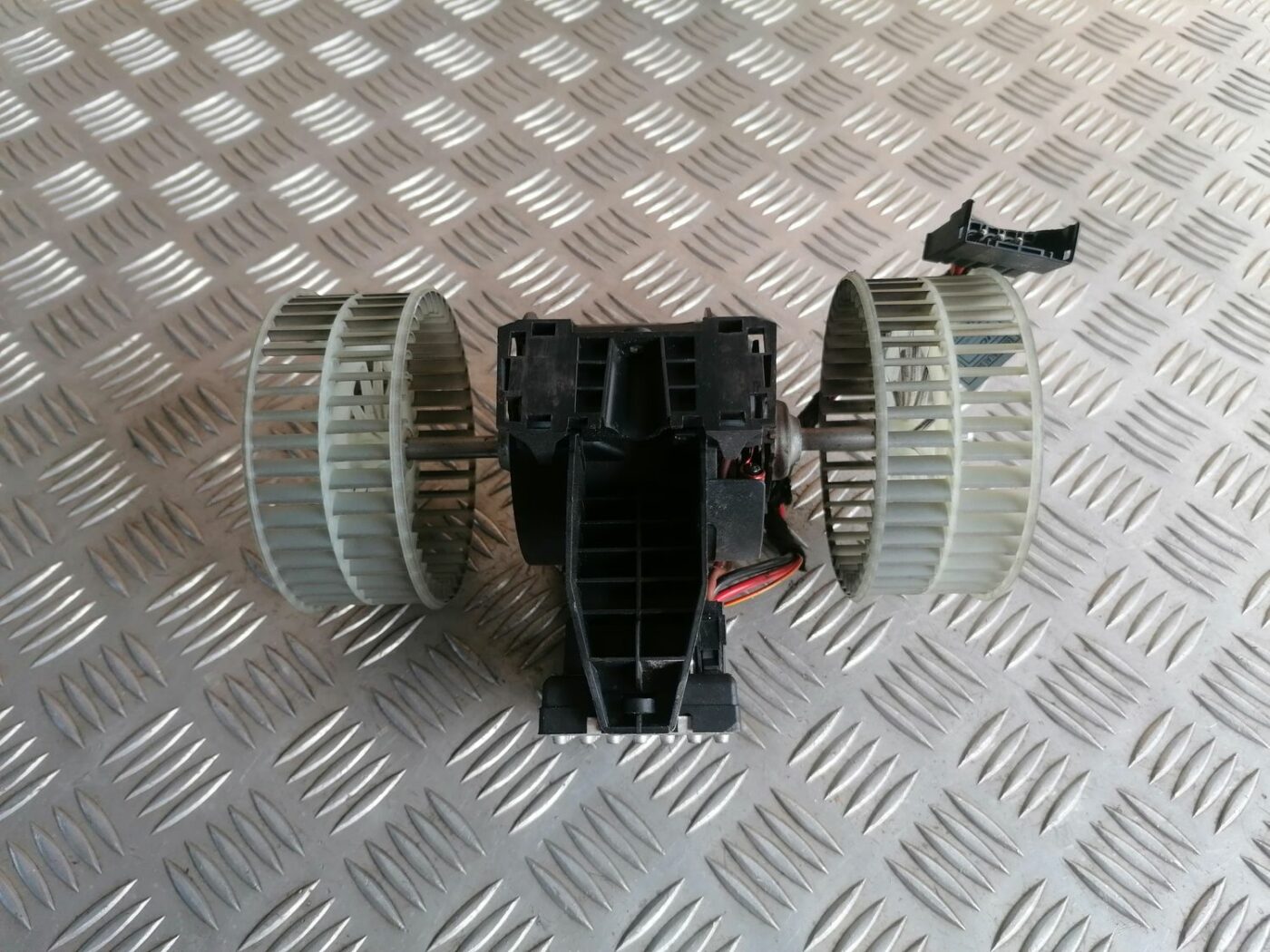 Salona ventilators priekš BMW 525 E60 2004 BLACK