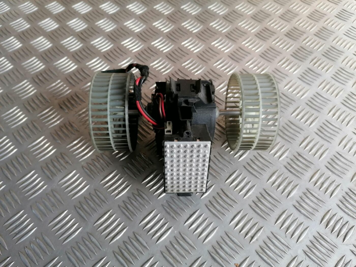 Salona ventilators priekš BMW 525 E60 2004 BLACK