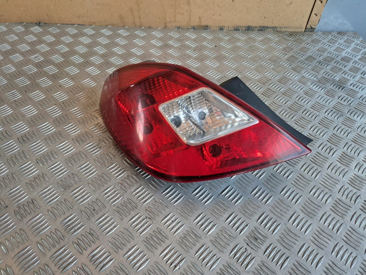 Aizmugurējais kreisais lukturis priekš OPEL CORSA 2007 1 Aizmugurējais kreisais lukturis priekš OPEL CORSA 2007