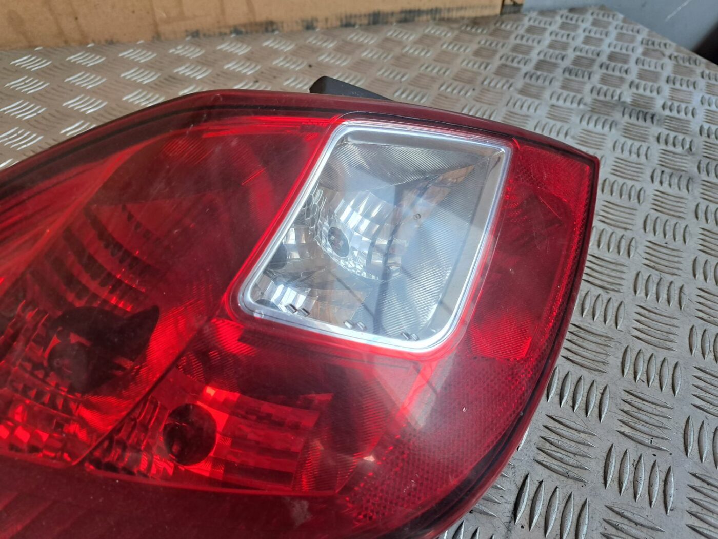 Aizmugurējais kreisais lukturis priekš OPEL CORSA 2007 2 Aizmugurējais kreisais lukturis priekš OPEL CORSA 2007