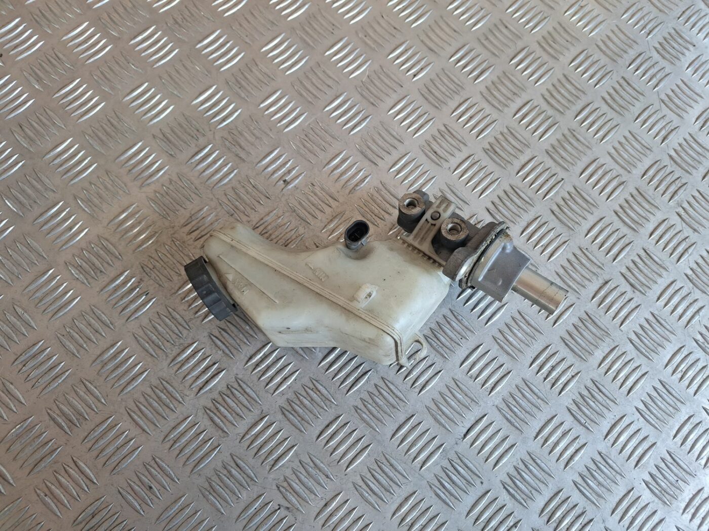 Bremžu pastiprinātāja galvenais cilindrs priekš OPEL CORSA 2007