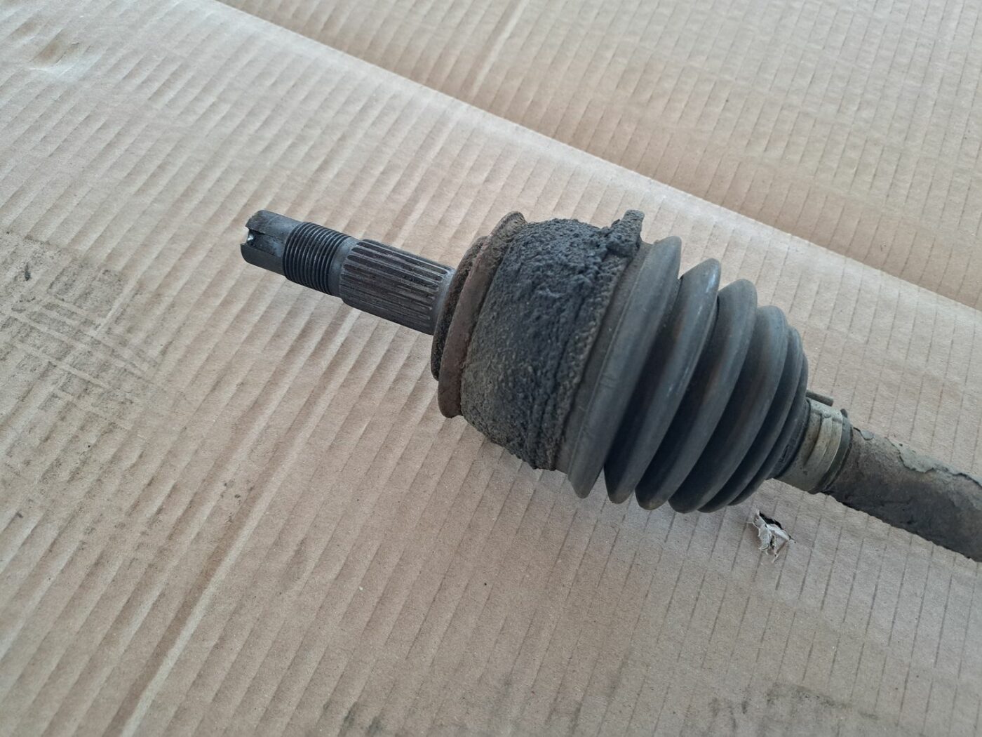 Pusass priekšējā kreisā priekš OPEL CORSA 2007 3 Pusass priekšējā kreisā priekš OPEL CORSA 2007