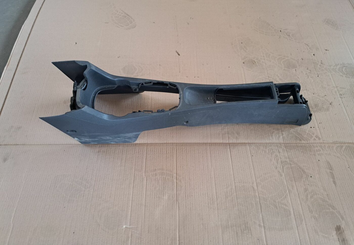 Centrālās konsoles apdares lielākā daļa priekš OPEL CORSA 2007 1 Centrālās konsoles apdares lielākā daļa priekš OPEL CORSA 2007