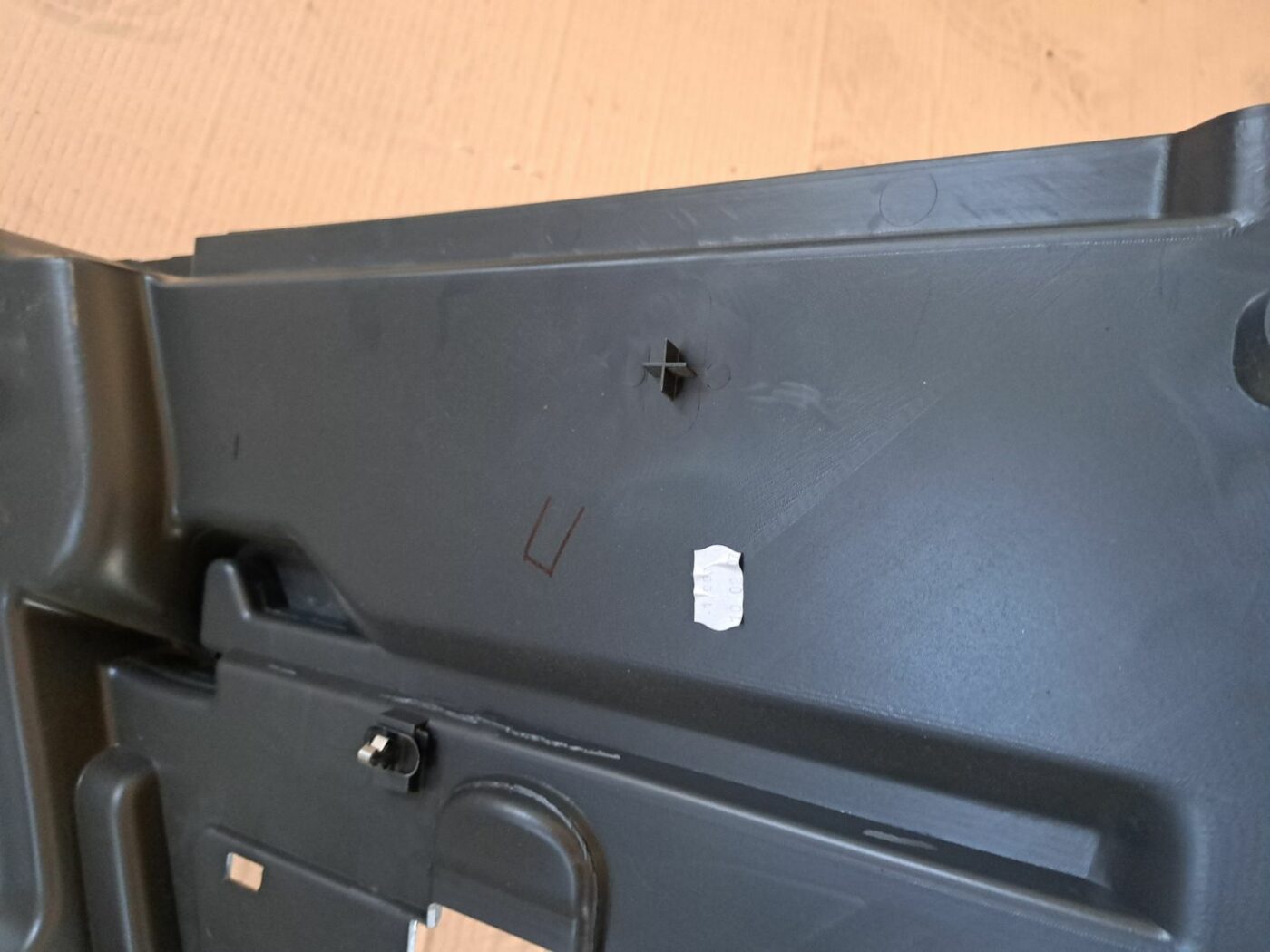 Bagāžnieka nodalījuma sānu apdare priekš OPEL CORSA 2007