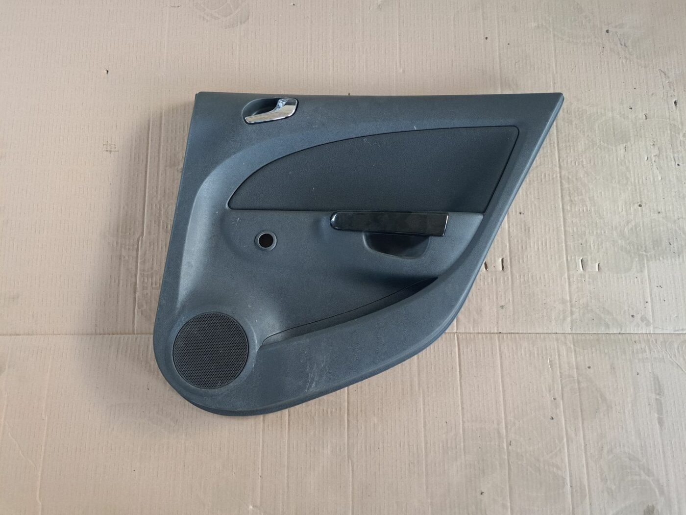 Aizmugurējo labo durvju apdare priekš OPEL CORSA 2007