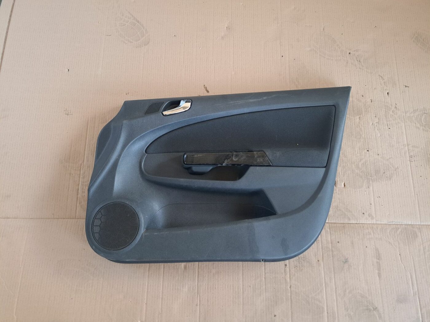 Priekšējo labo durvju apdare priekš OPEL CORSA 2007 1 Priekšējo labo durvju apdare priekš OPEL CORSA 2007