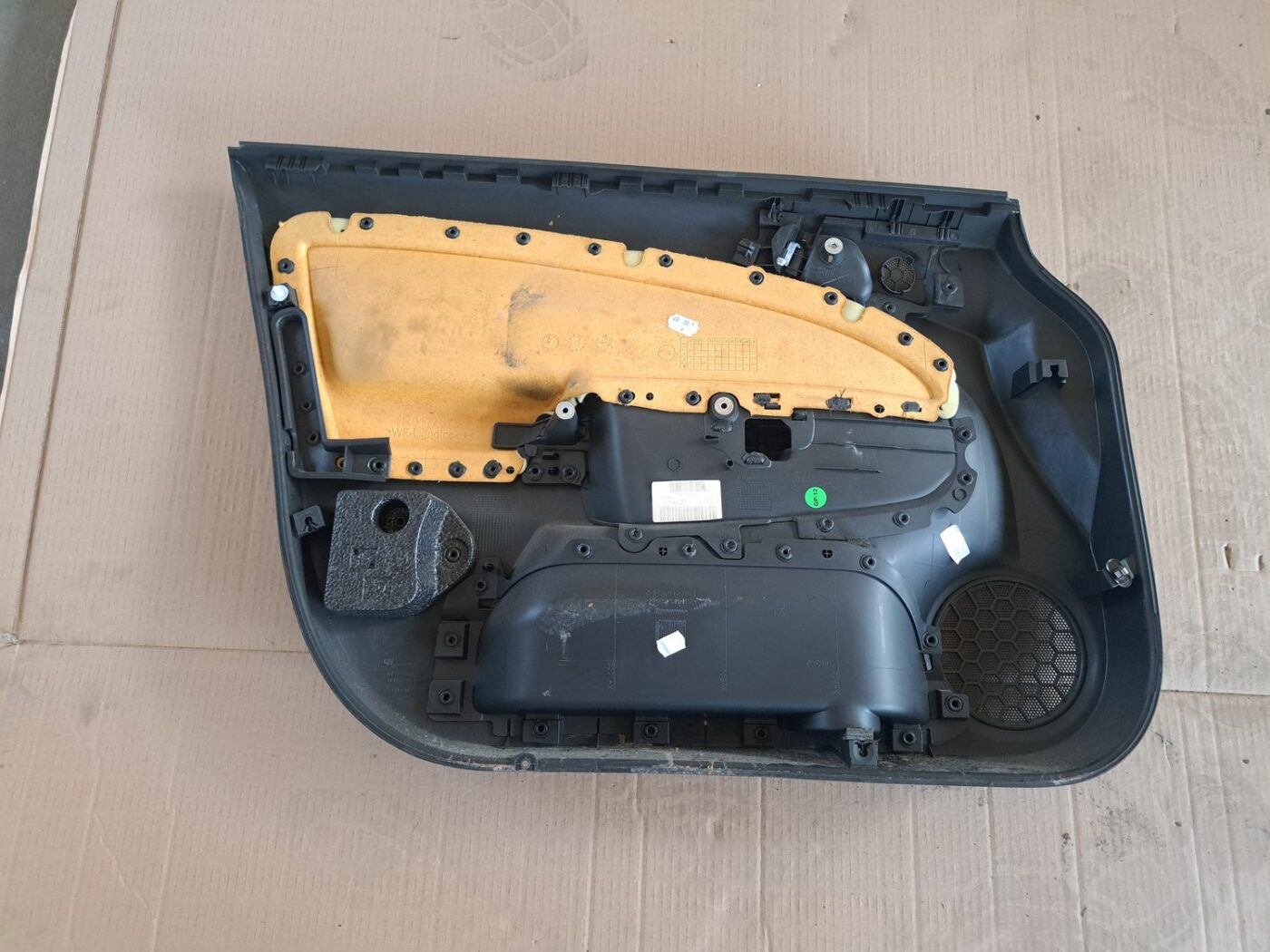 Priekšējo labo durvju apdare priekš OPEL CORSA 2007 2 Priekšējo labo durvju apdare priekš OPEL CORSA 2007