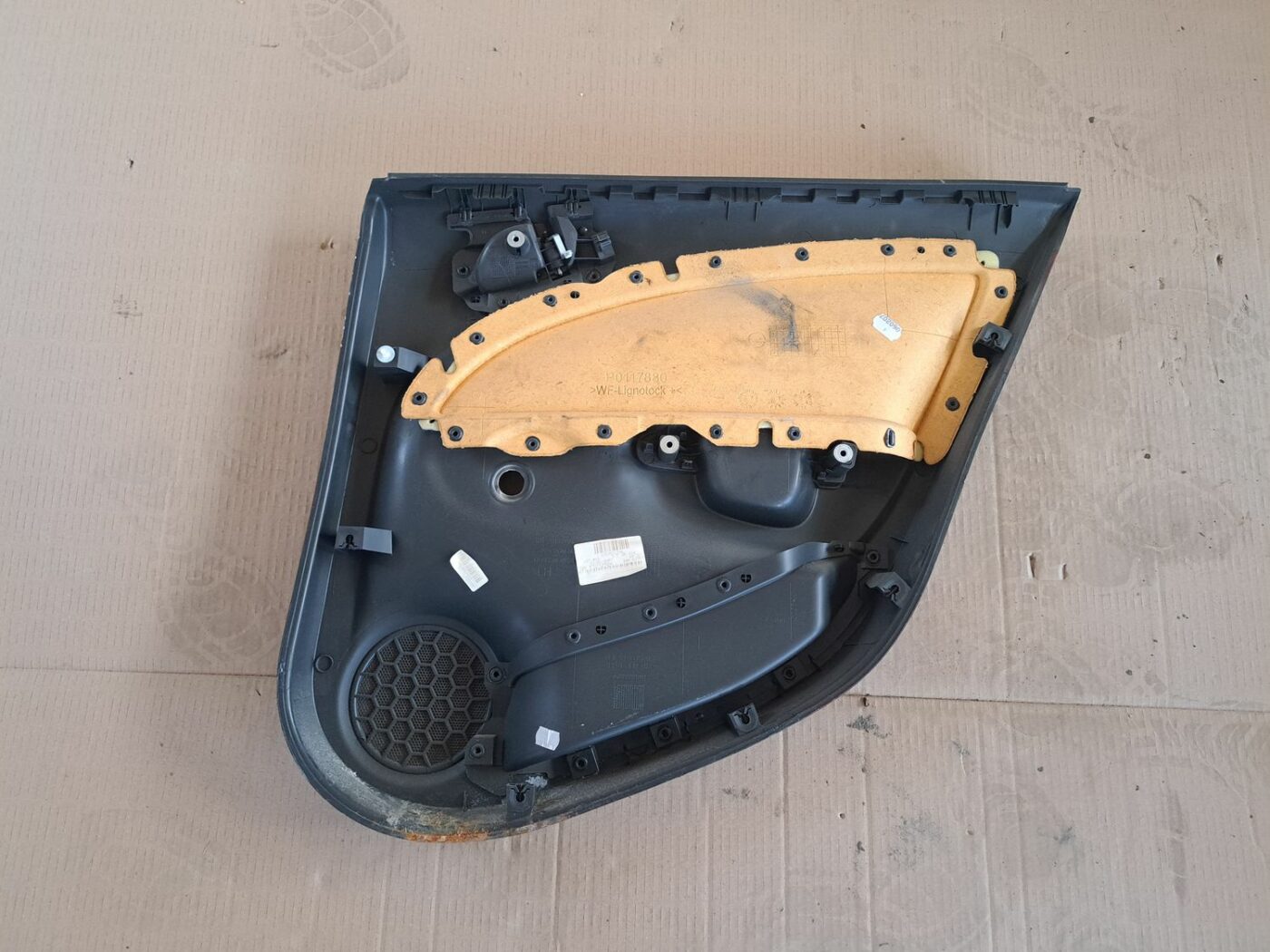 Aizmugurējo kreiso durvju apdare priekš OPEL CORSA 2007