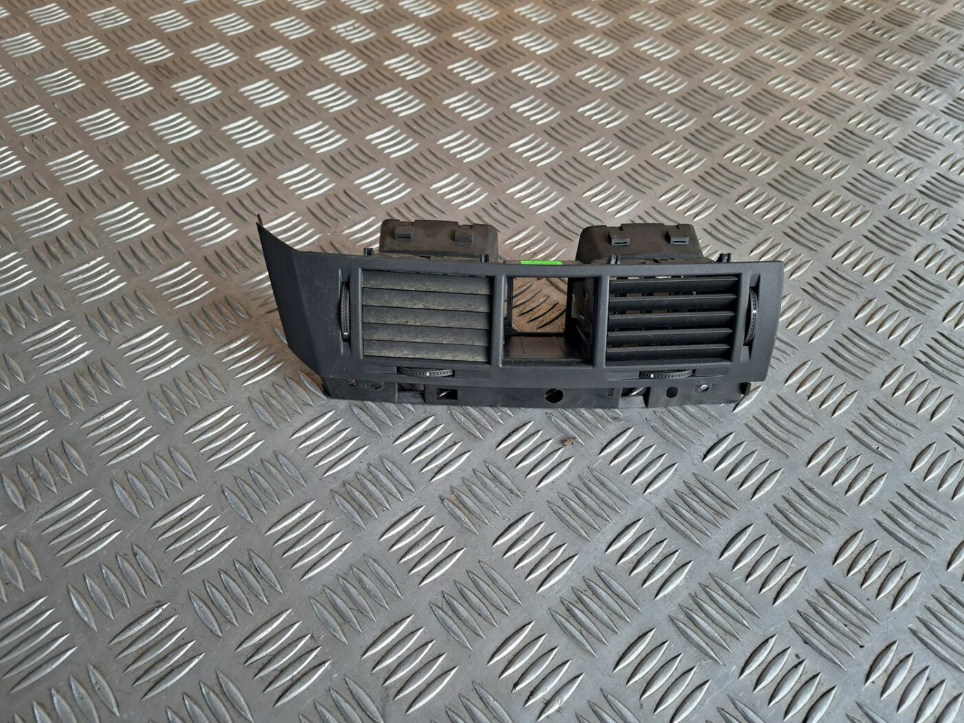 Mērinstrumentu paneļa gaisa vads, centrā priekš OPEL MERIVA 2004 1 Mērinstrumentu paneļa gaisa vads, centrā priekš OPEL MERIVA 2004