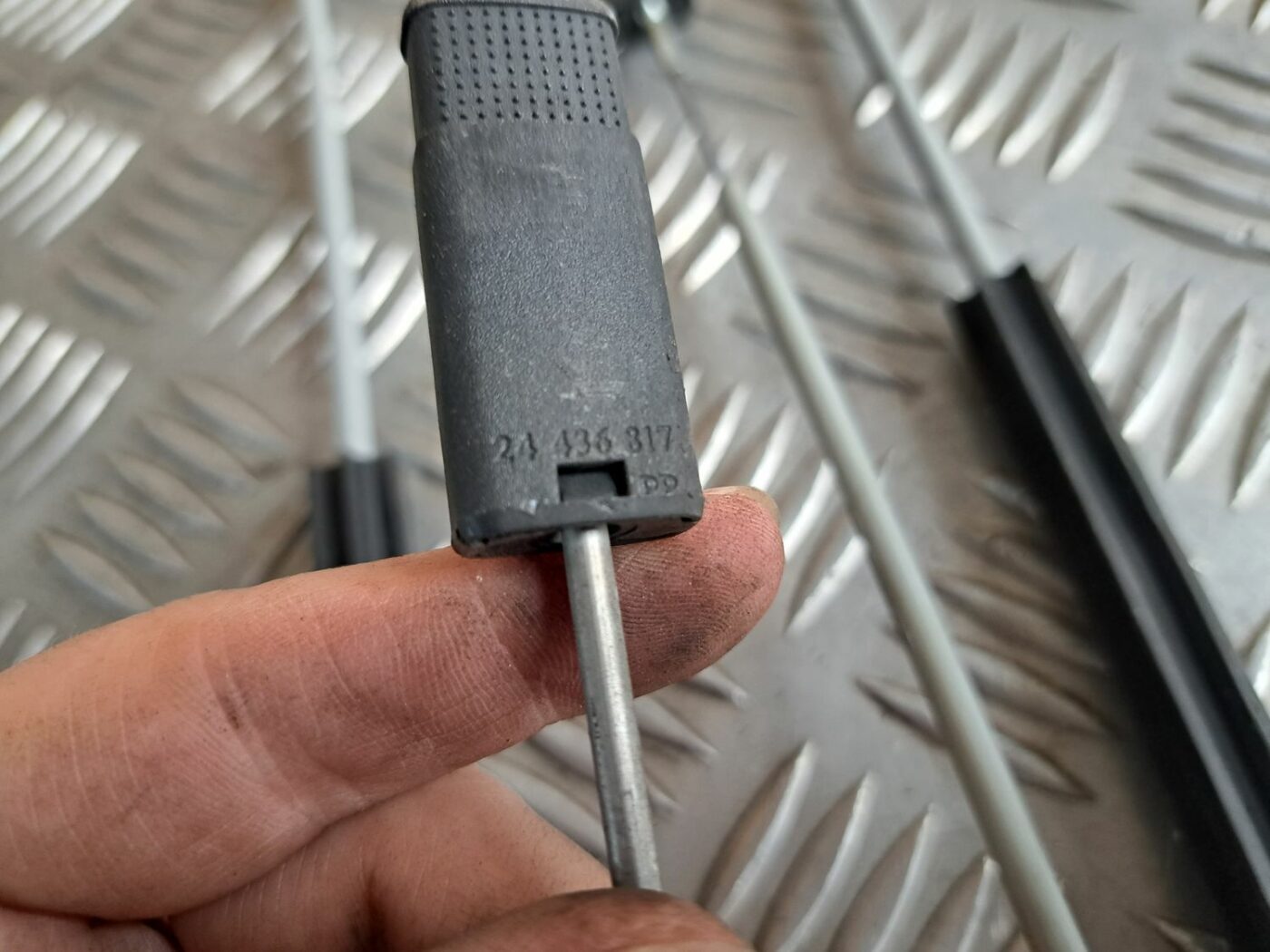 Durvju roktura trose priekš OPEL MERIVA 2004 2 Durvju roktura trose priekš OPEL MERIVA 2004