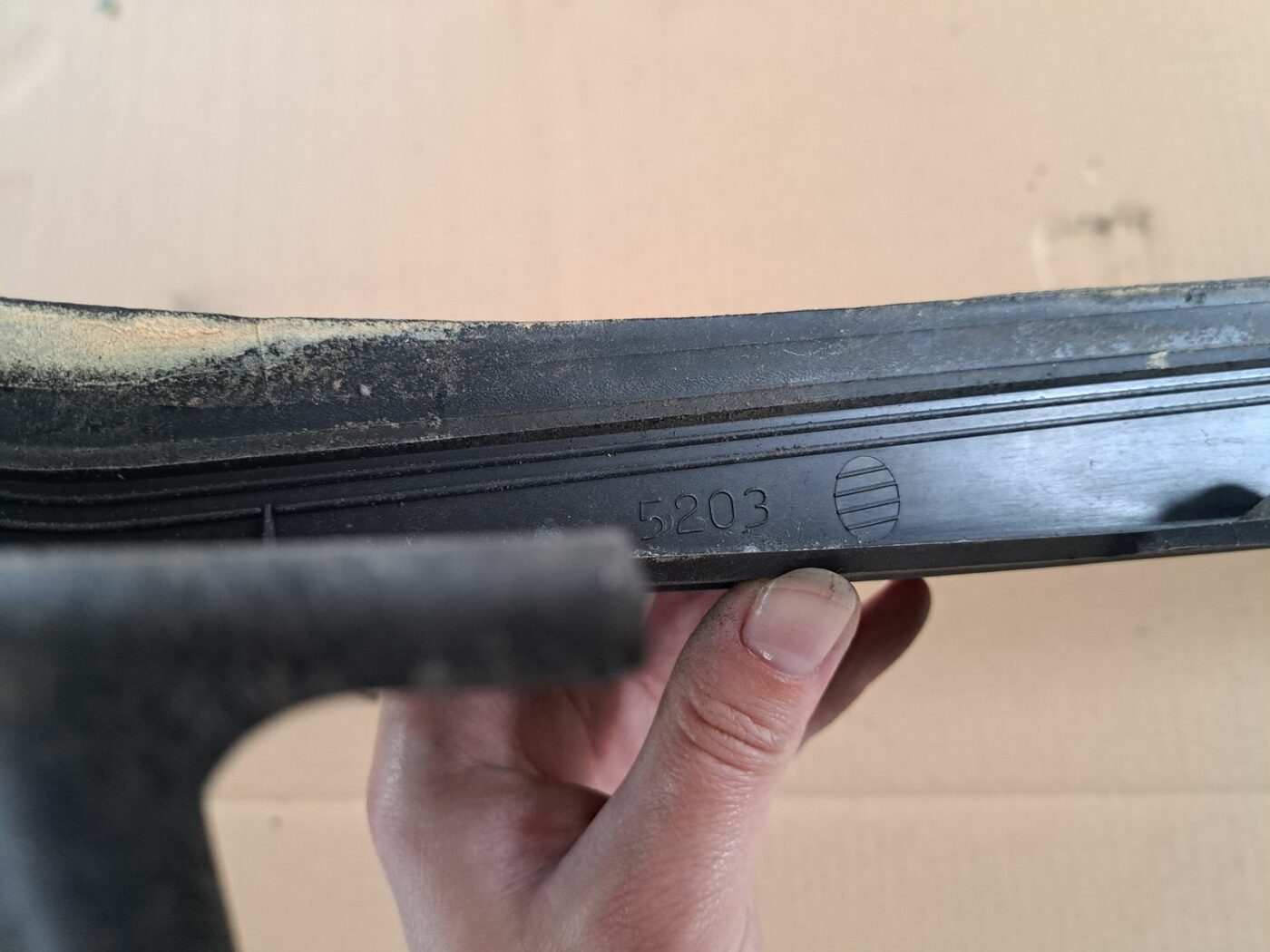 Vējstikla uzlikas (deflektora) režģis priekš OPEL MERIVA 2004 2 Vējstikla uzlikas (deflektora) režģis priekš OPEL MERIVA 2004