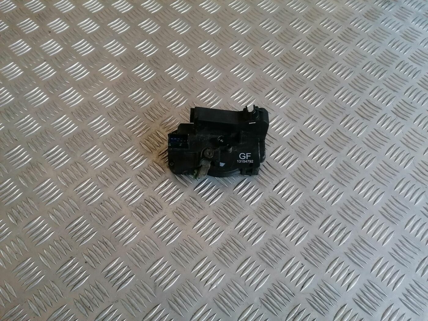 Priekšējo labo durvju slēdzene priekš OPEL MERIVA 2004