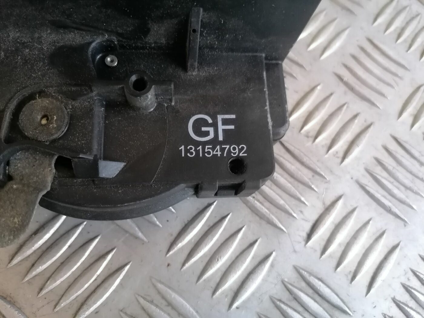 Priekšējo labo durvju slēdzene priekš OPEL MERIVA 2004