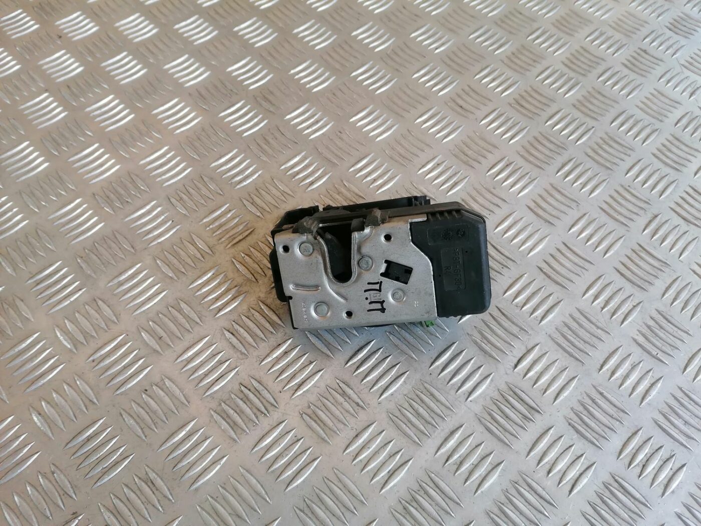 Priekšējo labo durvju slēdzene priekš OPEL MERIVA 2004