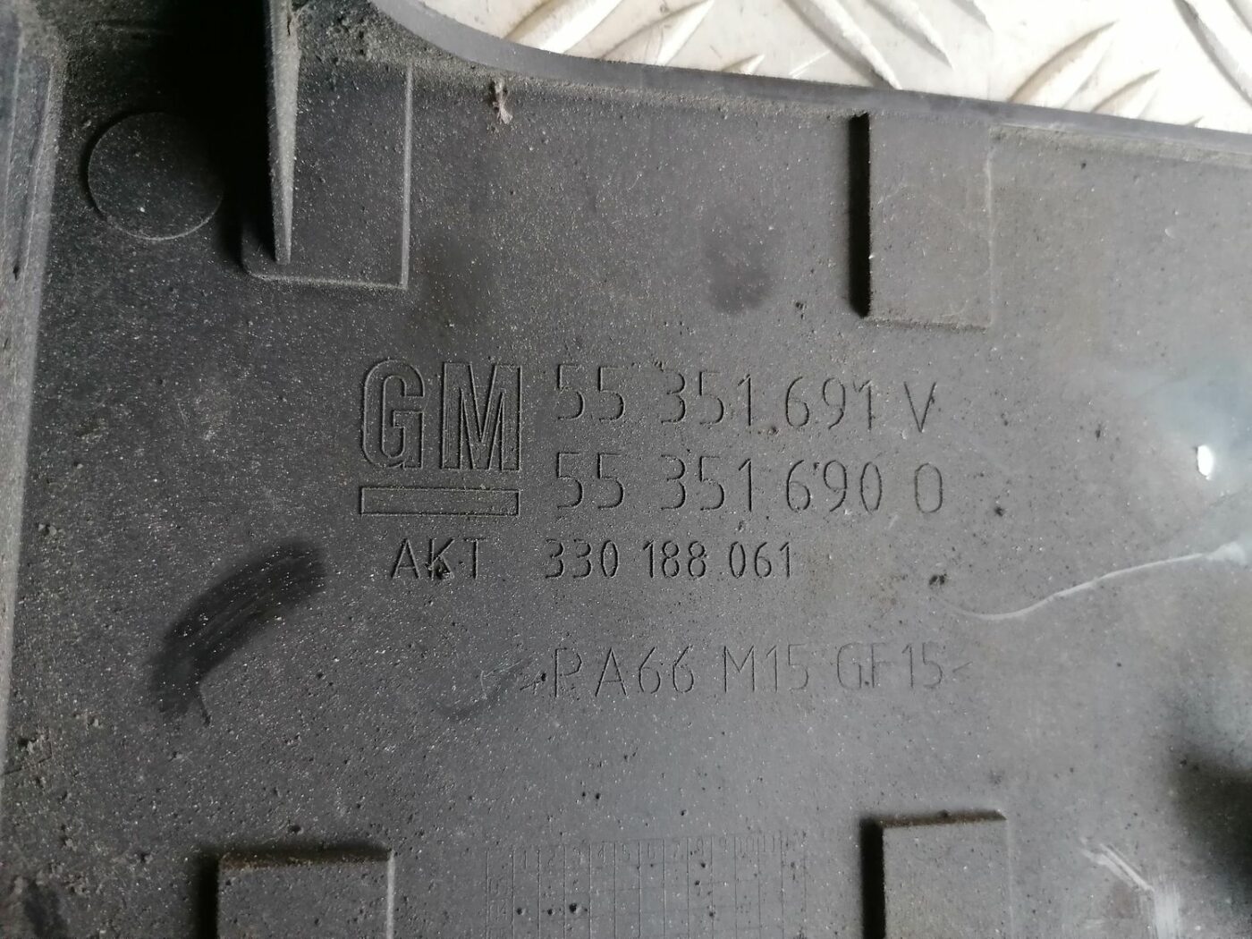 Dzinēja dekoratīvais vāks priekš OPEL MERIVA 2004 3 Dzinēja dekoratīvais vāks priekš OPEL MERIVA 2004