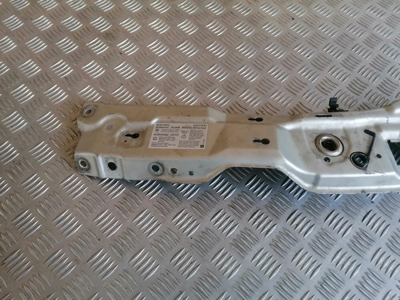 Priekšējā radiatora rāmja augšēja daļa priekš OPEL MERIVA 2004