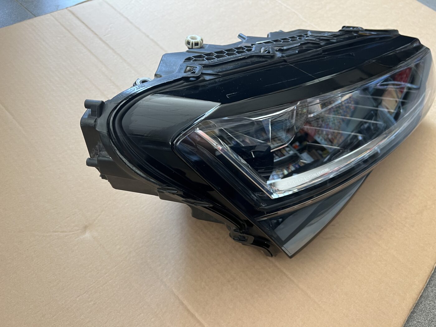 Priekšējais labais lukturis priekš ŠKODA SUPERB 2015-2021