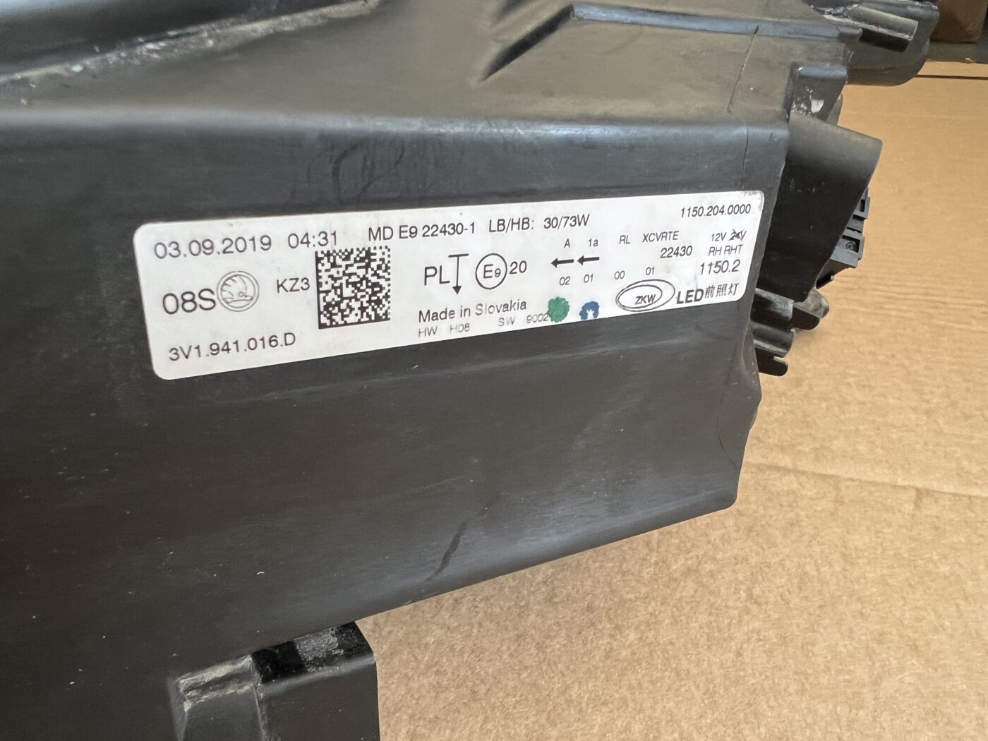 Priekšējais labais lukturis priekš ŠKODA SUPERB 2015-2021