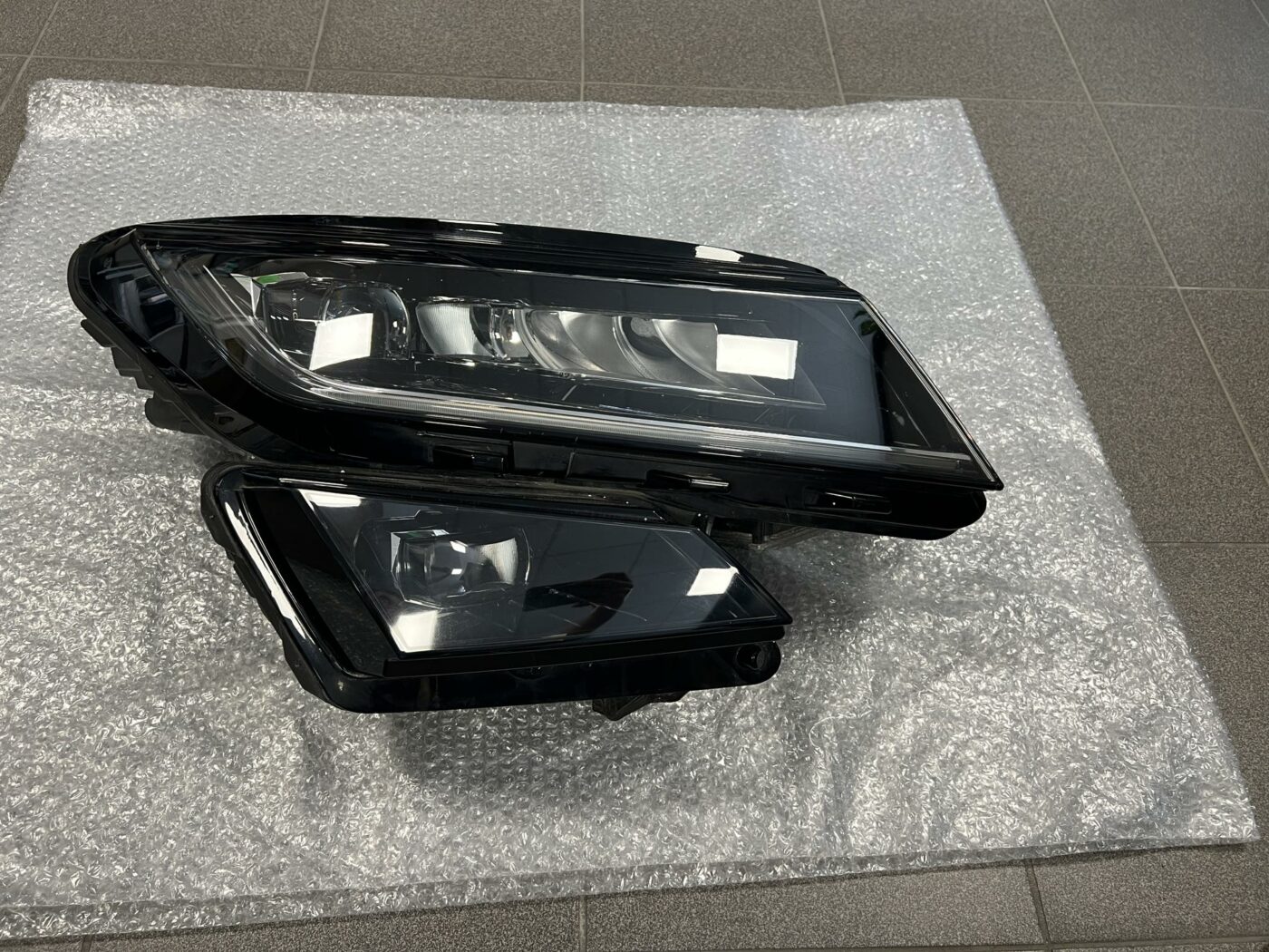 Priekšējais kreisais lukturis priekš Skoda Kodiaq 2017-2022 1 Priekšējais kreisais lukturis priekš Skoda Kodiaq 2017-2022