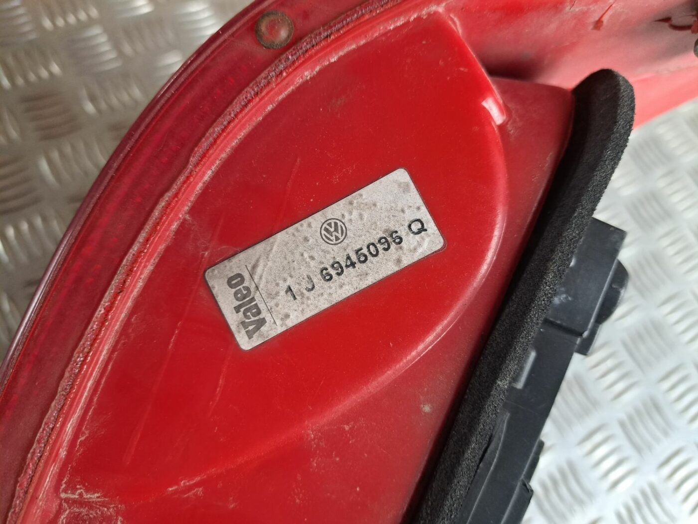 Aizmugurējais labais lukturis priekš VW GOLF IV 1999