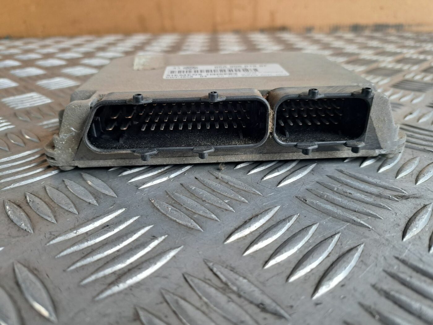 Dzinēja vadības bloks priekš VW GOLF IV 1999 2 Dzinēja vadības bloks priekš VW GOLF IV 1999