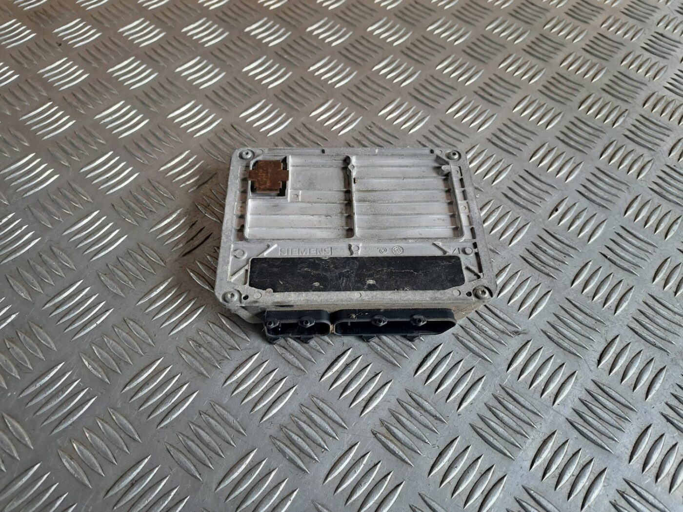 Dzinēja vadības bloks priekš VW GOLF IV 1999 4 Dzinēja vadības bloks priekš VW GOLF IV 1999