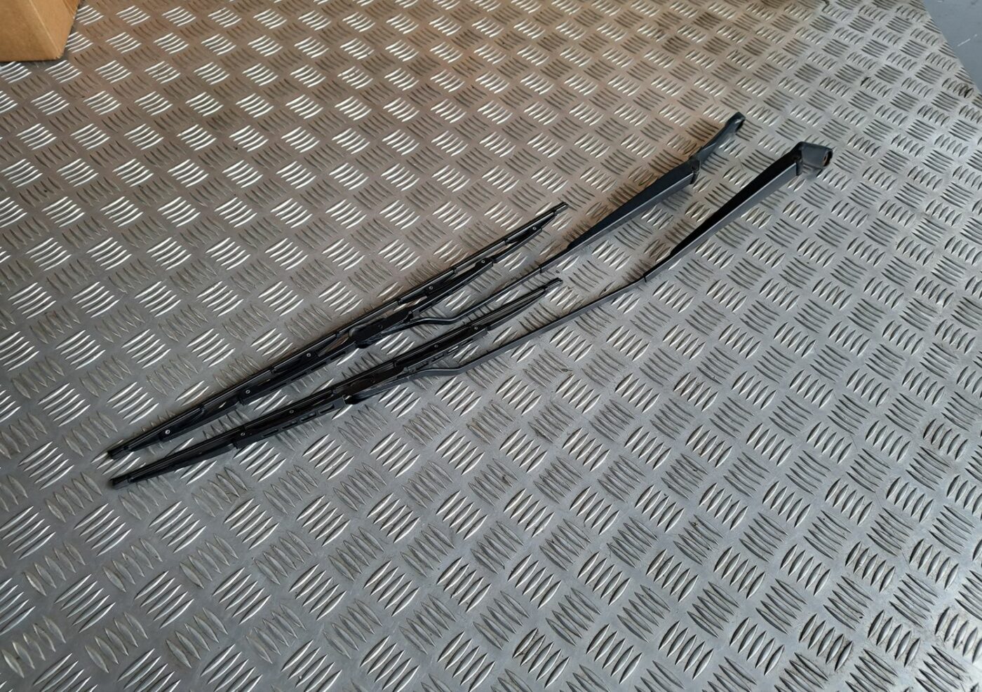 Vējstikla slotu turētāju komplekts priekš VW GOLF IV 1999