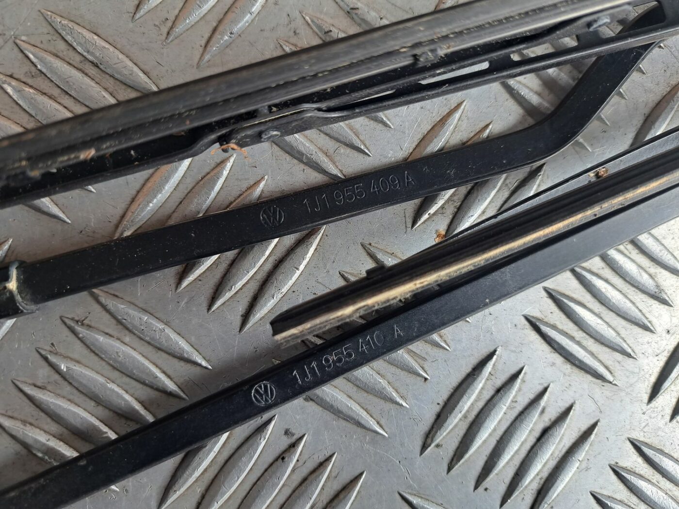 Vējstikla slotu turētāju komplekts priekš VW GOLF IV 1999