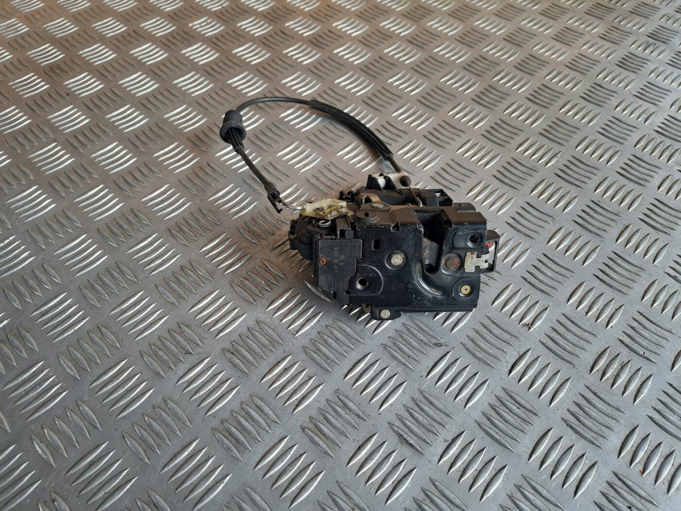 Priekšējo kreiso durvju slēdzene priekš VW GOLF IV 1999 1 Priekšējo kreiso durvju slēdzene priekš VW GOLF IV 1999