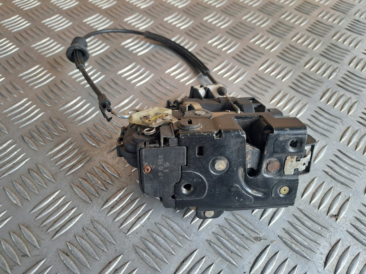 Priekšējo kreiso durvju slēdzene priekš VW GOLF IV 1999 2 Priekšējo kreiso durvju slēdzene priekš VW GOLF IV 1999