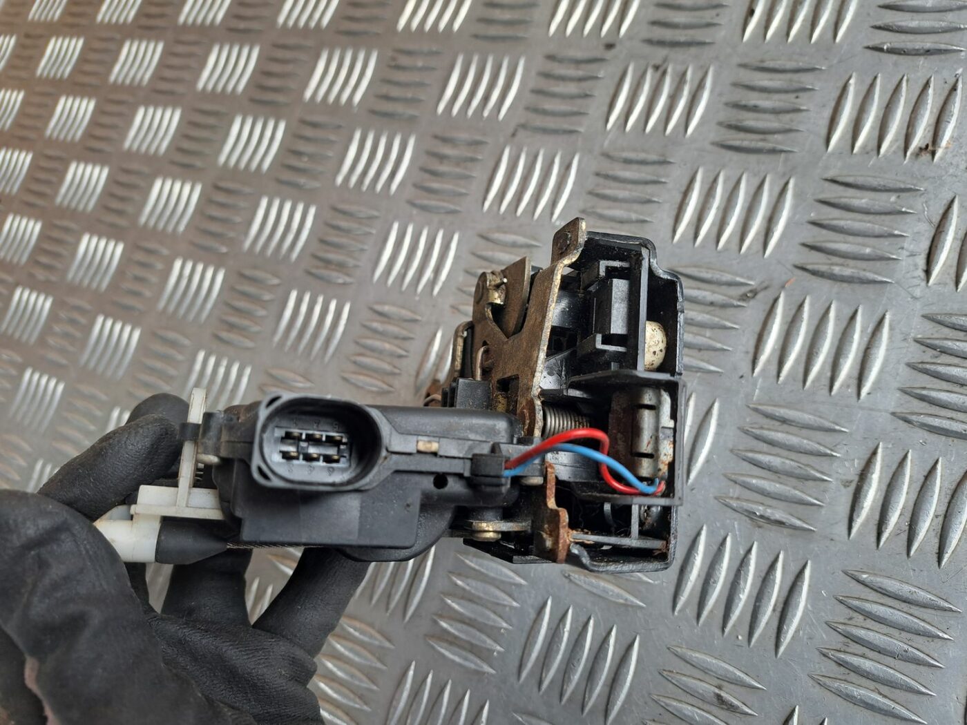 Priekšējo kreiso durvju slēdzene priekš VW GOLF IV 1999 7 Priekšējo kreiso durvju slēdzene priekš VW GOLF IV 1999