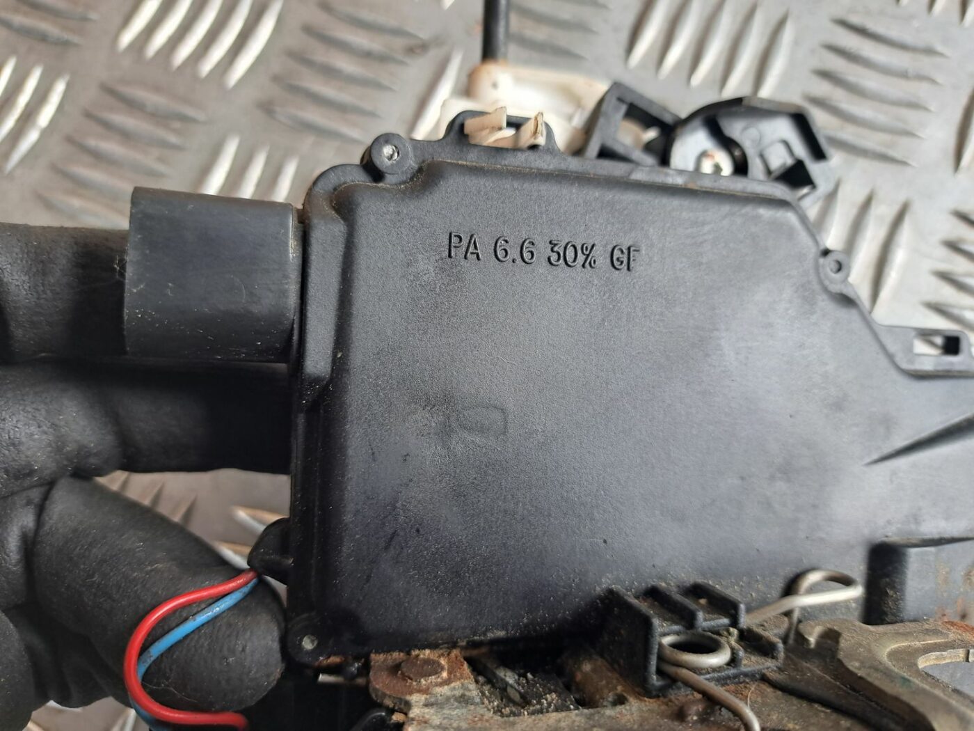 Priekšējo kreiso durvju slēdzene priekš VW GOLF IV 1999 5 Priekšējo kreiso durvju slēdzene priekš VW GOLF IV 1999