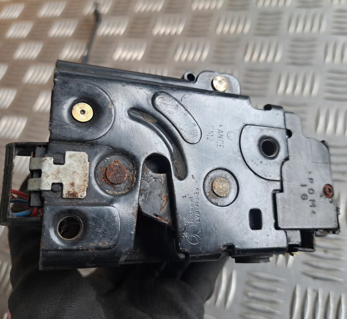 Priekšējo kreiso durvju slēdzene priekš VW GOLF IV 1999 4 Priekšējo kreiso durvju slēdzene priekš VW GOLF IV 1999