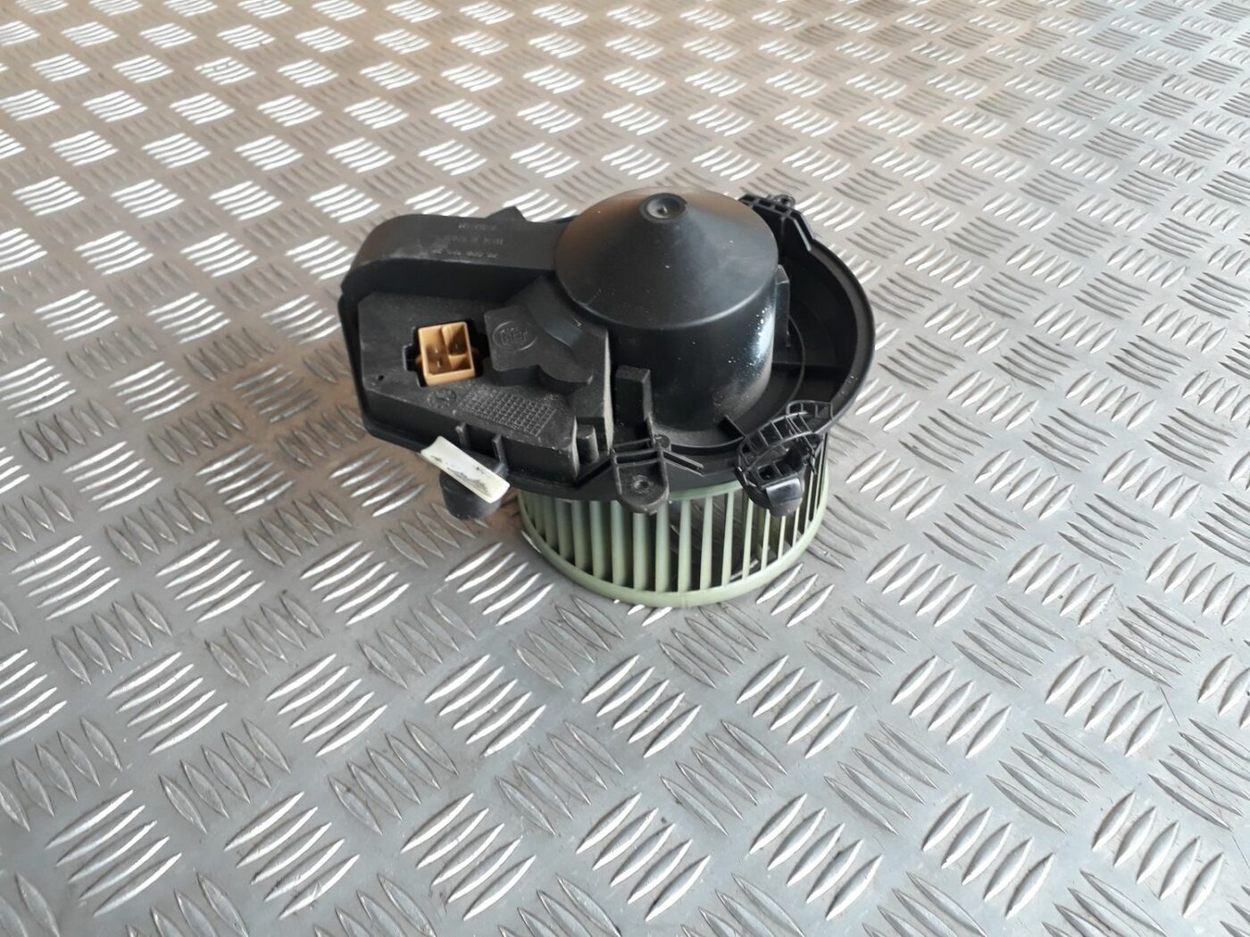 Salona ventilators priekš AUDI A4 2000 AVANT 2 Salona ventilators priekš AUDI A4 2000 AVANT