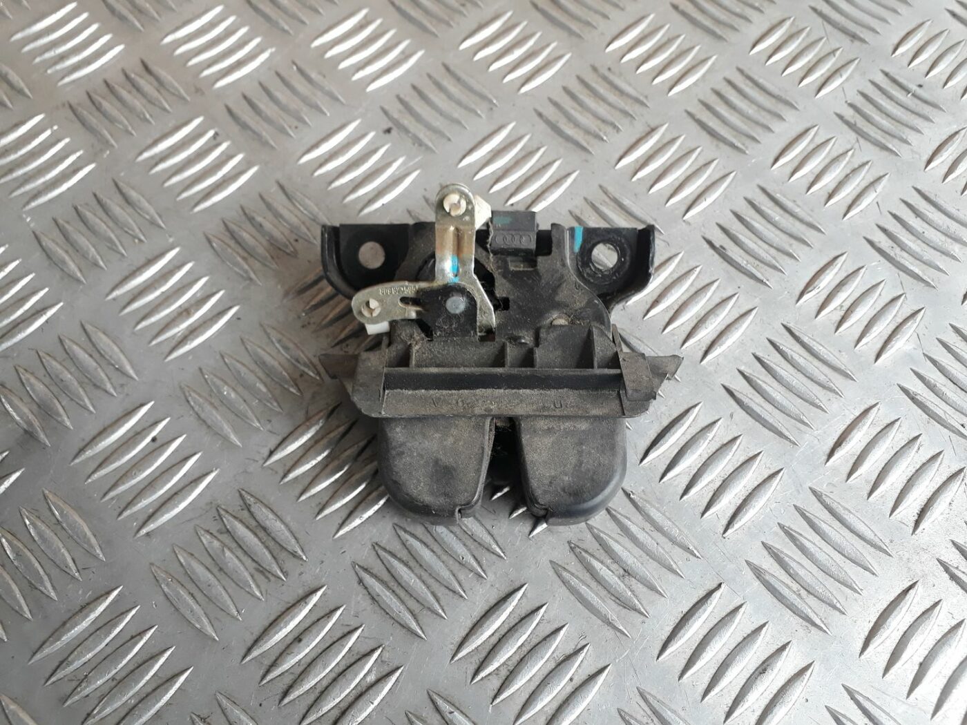 Bagāžnieka vāka slēdzene priekš AUDI A4 2000 AVANT 2 Bagāžnieka vāka slēdzene priekš AUDI A4 2000 AVANT