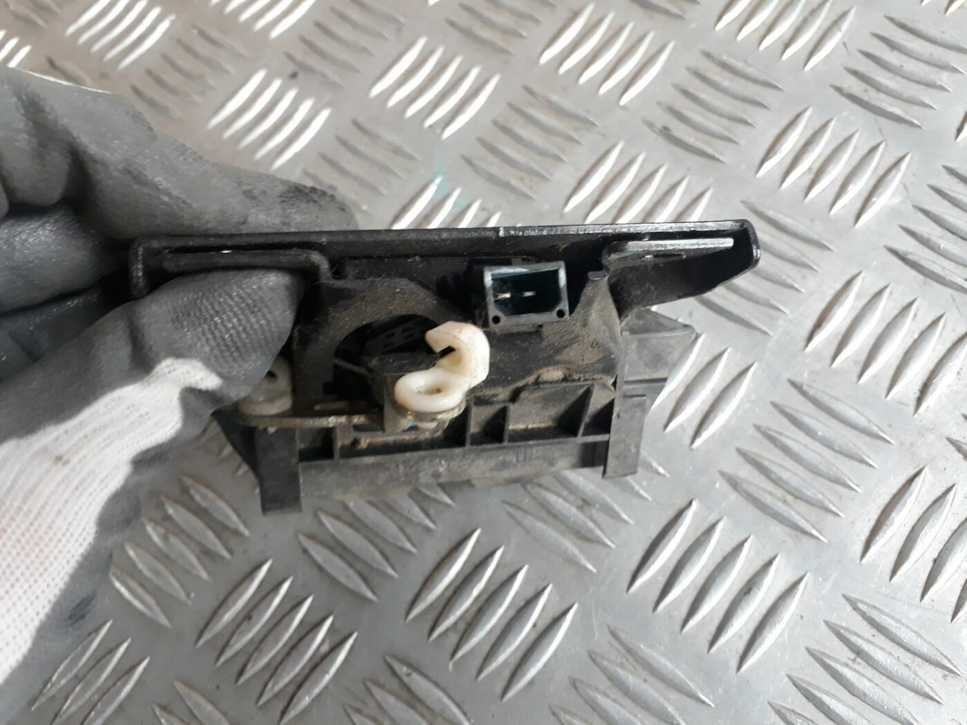 Bagāžnieka vāka slēdzene priekš AUDI A4 2000 AVANT 5 Bagāžnieka vāka slēdzene priekš AUDI A4 2000 AVANT