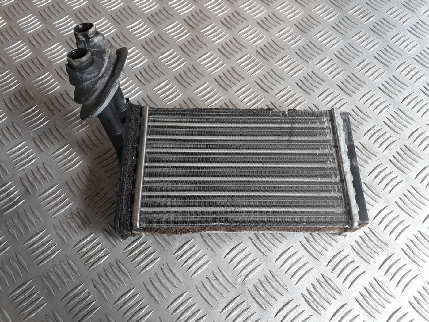Apsildes sistēmas radiators priekš AUDI A4 2000 AVANT 2 Apsildes sistēmas radiators priekš AUDI A4 2000 AVANT
