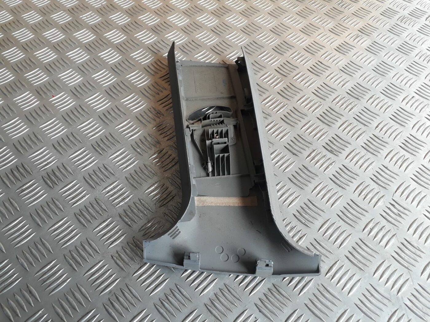 Vidējas salona statnes apdare priekš AUDI A4 2000 AVANT