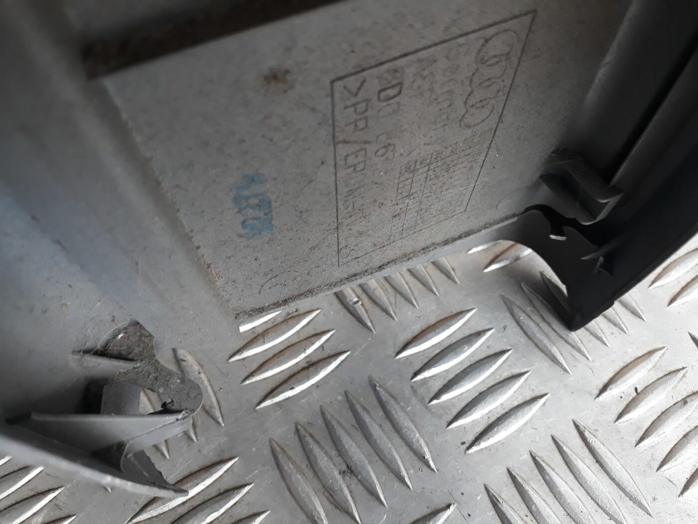 Vidējas salona statnes apdare priekš AUDI A4 2000 AVANT