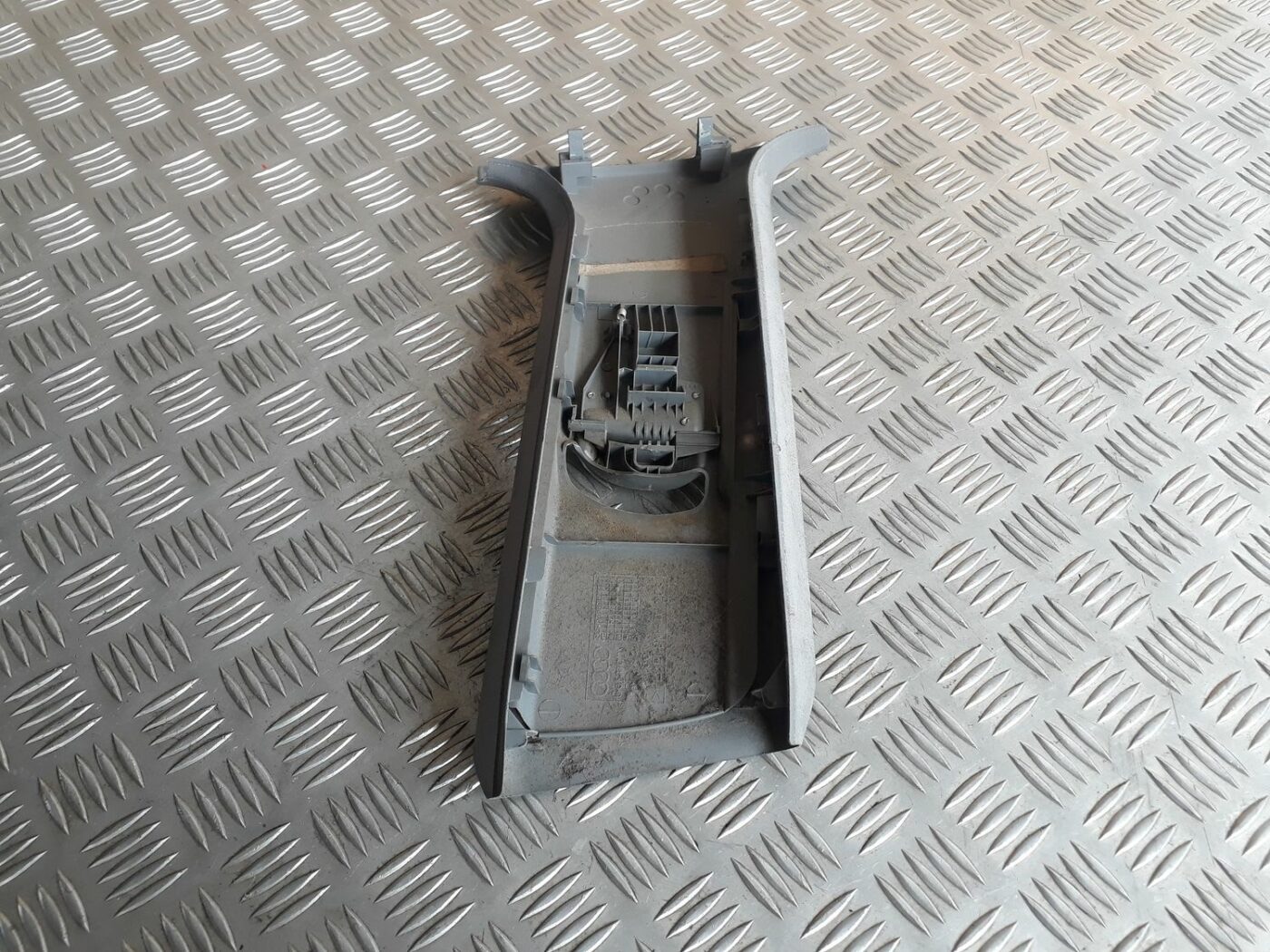 Vidējas salona statnes apdare priekš AUDI A4 2000 AVANT